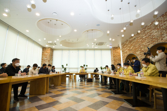 이종호 과학기술정보통신부 장관이 16일 오전 경기 성남 SK C&C 판교 데이터센터를 방문해 화재 관련 상황을 점검하고 관련 대책을 논의하고 있다. 과기정통부 제공